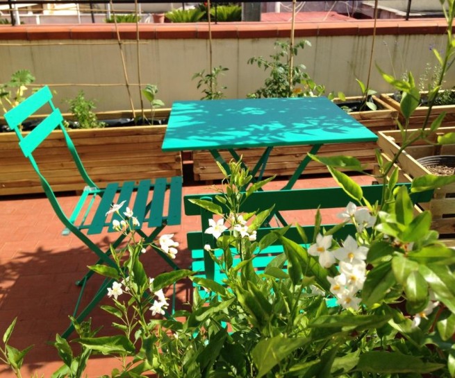 tavolino in un orto su terrazzo tra melograni e pomodori. Guido Picardi, architetto del paesaggio