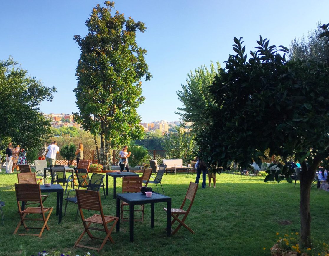 Giardino con prato a Napoli. Guido Picardi, architetto del paesaggio.